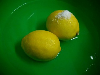 蜂蜜柠檬茶,2.先用盐搓洗柠檬表皮，洗掉上面的腊，用盐水泡10分钟，能更深层次的清洗柠檬，然后用纸巾吸干水分