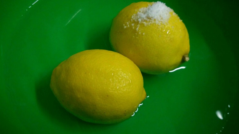 蜂蜜柠檬茶,2.先用盐搓洗柠檬表皮，洗掉上面的腊，用盐水泡10分钟，能更深层次的清洗柠檬，然后用纸巾吸干水分