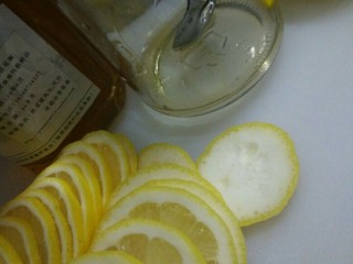 蜂蜜柠檬茶,4.在玻璃罐底部浇上蜂蜜