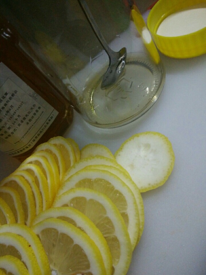 蜂蜜柠檬茶,4.在玻璃罐底部浇上蜂蜜