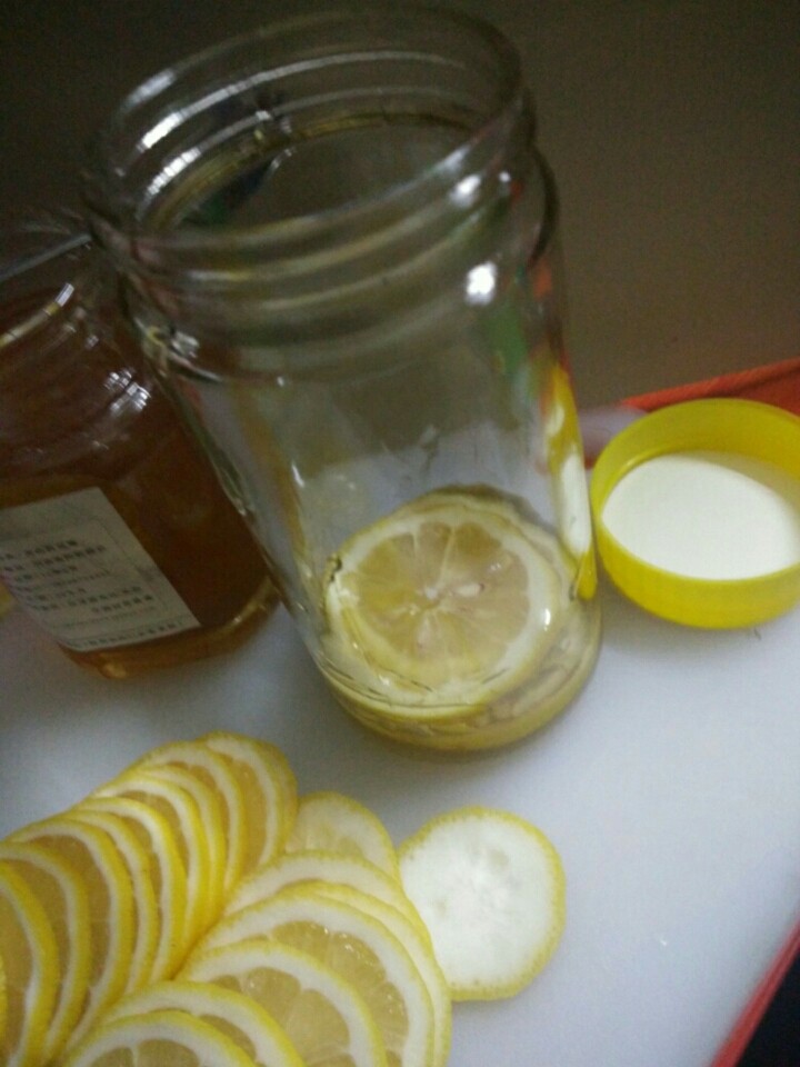 蜂蜜柠檬茶,5.然后铺一层柠檬，浇上蜂蜜，再铺一层柠檬，再浇上蜂蜜，以此类推
