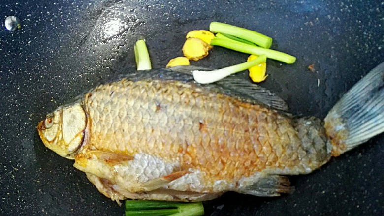 白鲫鱼豆腐汤,将鱼两面煎黄，小心些翻鱼身，鱼鳞别弄掉了
