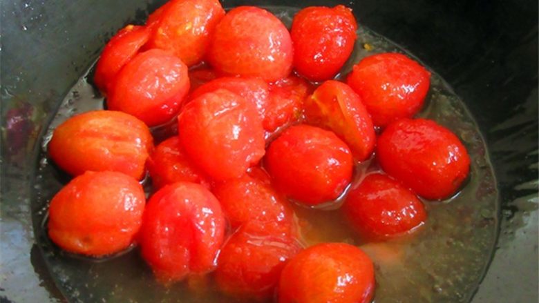 茄汁排骨龙眼肉,另起锅，热锅热油放入小番茄，用锅铲压扁