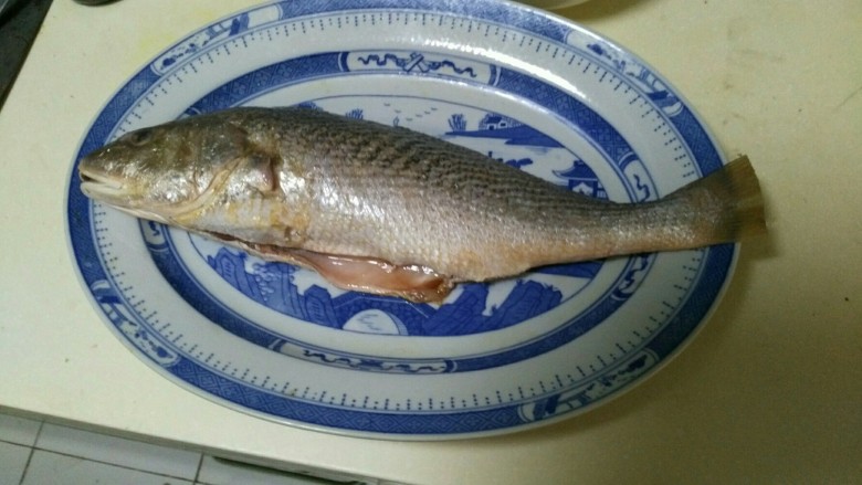 酱烧黄鱼,黄花鱼去鱼鳞鱼鳍和内脏洗好控去水份。