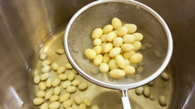 宝宝辅食：南瓜燕麦豆浆（料理机版）-12M+,将煮熟的黄豆滤水取出。