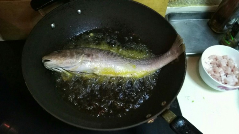 酱烧黄鱼,黄鱼两面涂上蛋清放温油里炸至两面金黄。