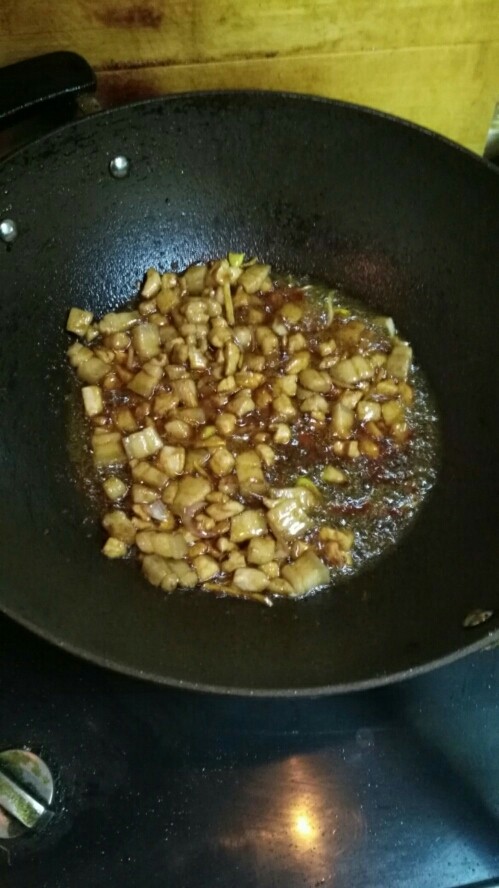 酱烧黄鱼,上浆肉丁放温油里炒放葱丝姜丝和酱油炒熟。