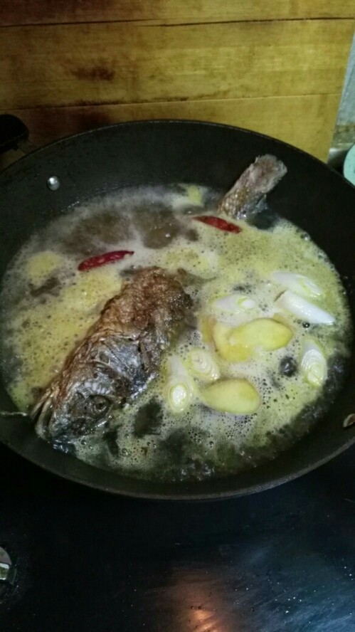 酱烧黄鱼,炸好的鱼放锅里烹料酒醋一勺白糖和水。加姜片马蹄葱腌蒜干辣椒两粒。调好的大酱，大火炖5分钟。