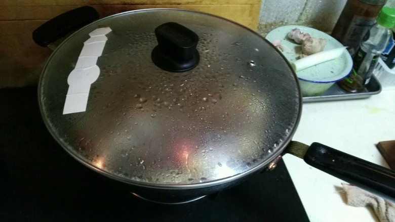 酱烧黄鱼,盖上锅盖文火炖15分钟。