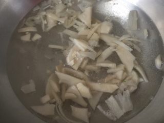 臭笋鱼汤,臭笋洗净，切片，加水放入锅中，用中火煮十分钟