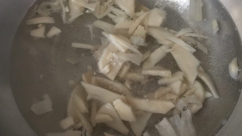臭笋鱼汤,臭笋洗净，切片，加水放入锅中，用中火煮十分钟