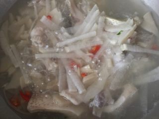 臭笋鱼汤,至沸后，下白萝卜丝
