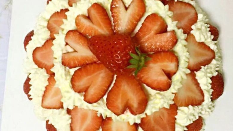 草莓炸弹慕斯蛋糕～独家配方,裁剪碗口大小的另一片蛋糕片，盖上压紧，冷藏2小时，脱碗^_^装饰
