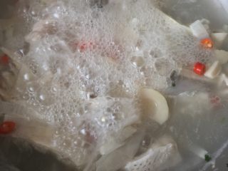 臭笋鱼汤,至沸
