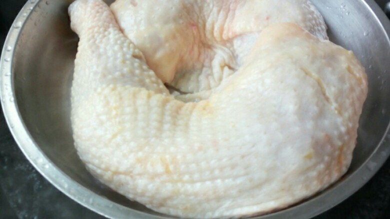 咸鸡,腌制了一天的鸡腿，蒸之前用水冲洗一下外皮的盐，水滚了上锅蒸30分钟。