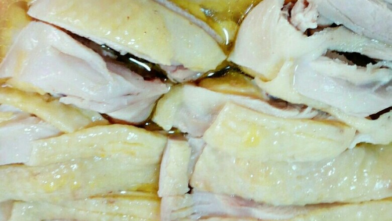 咸鸡,剁好摆盘，蒸的时候碟子里有好多鸡腿的渗出来的汁可以倒回摆好盘的鸡腿上。