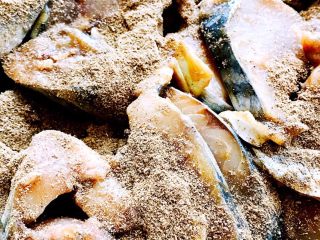 熏鲅鱼#烟台特色#,腌制好的鲅鱼片撒上五香粉拌匀、再腌制30分钟