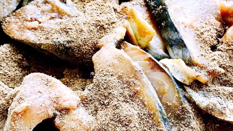 熏鲅鱼#烟台特色#,腌制好的鲅鱼片撒上五香粉拌匀、再腌制30分钟