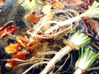 熏鲅鱼#烟台特色#,加入适量清水和把葱和香菜根加入锅中