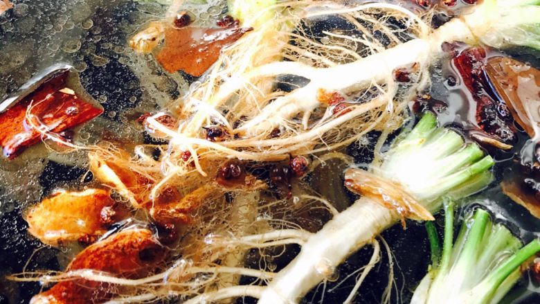 熏鲅鱼#烟台特色#,加入适量清水和把葱和香菜根加入锅中