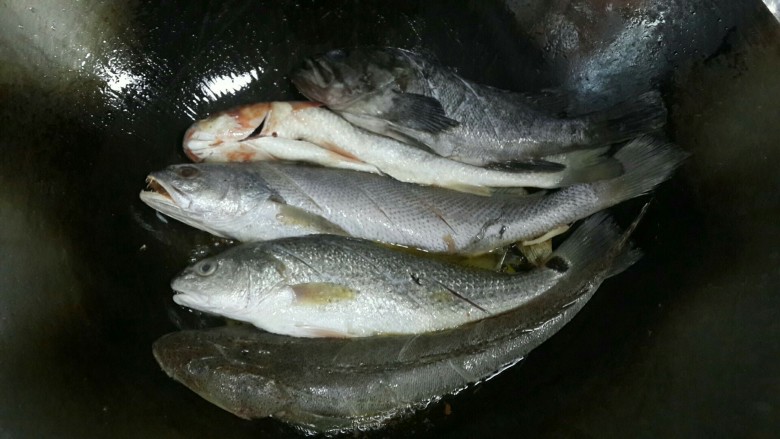 船老大炖海杂鱼,锅里放油，葱姜蒜炝锅，放鱼