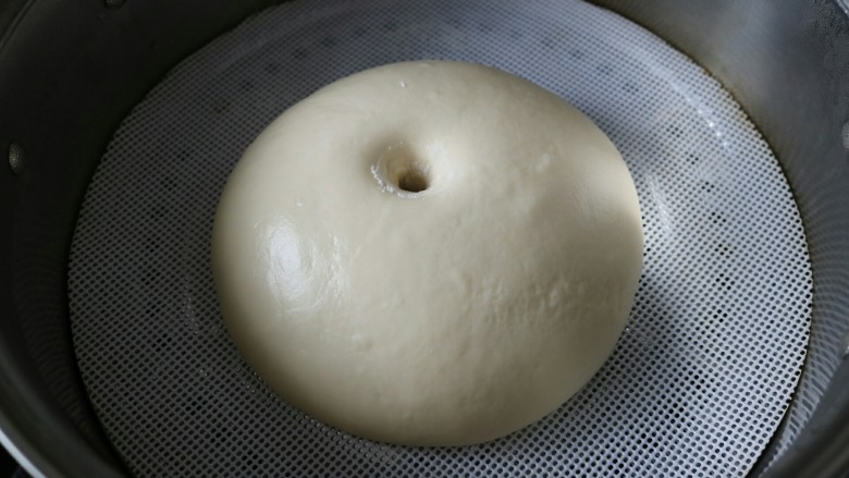 ≈小猪豆沙包≈,面团发酵至2倍大后，手指粘面粉擦进面团，不回缩不塌陷就表示发酵好了