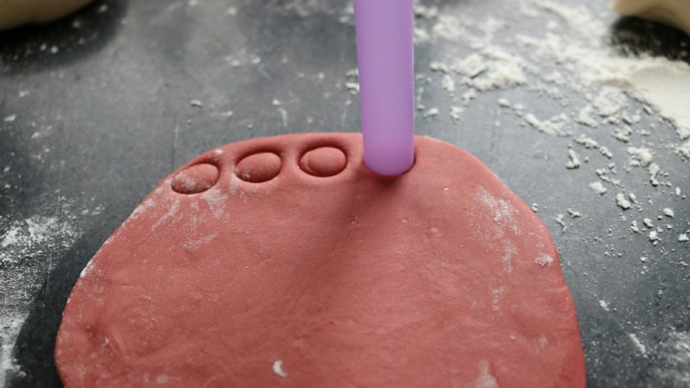 ≈小猪豆沙包≈,把红曲米粉面团擀成面片，用吸管或者类似的小椭圆形刻出小猪鼻子