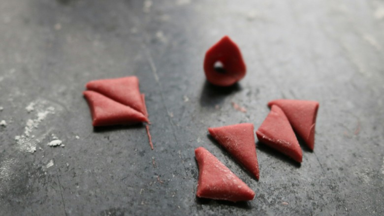 ≈小猪豆沙包≈,其他面团切成小正方形，再切成三角形，往中间弯一下，做小猪耳朵
