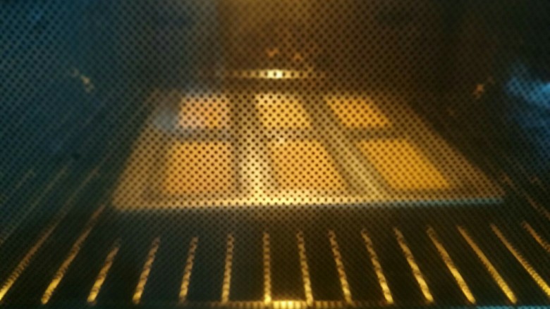 “小金砖”费南雪,烤箱210℃，12分钟。