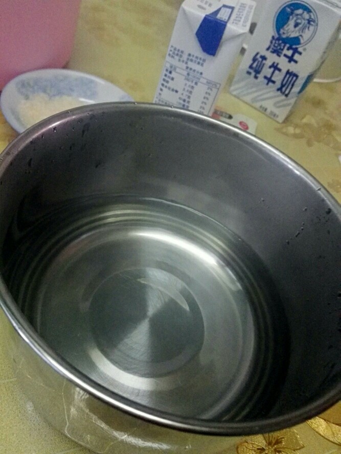 自制芒果酸奶,材料准备好，先将酸奶机的内胆用开水烫洗一下，无需刷