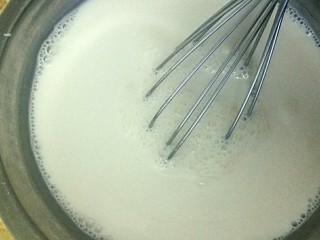 自制芒果酸奶,搅拌均匀溶化