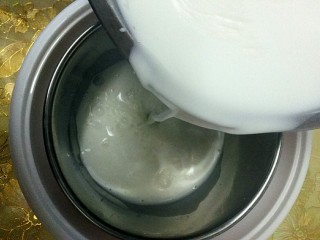 自制芒果酸奶,酸奶机内胆刚才用开水烫过了，要晾干后倒入调好的牛奶