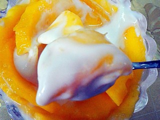 自制芒果酸奶,在做好的酸奶上，放些蜂蜜、水果等我这杯放了金芒，诱人呀