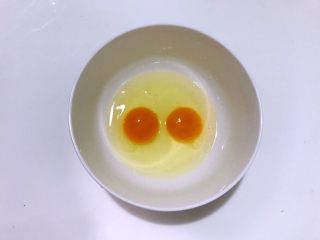 鸡蛋卷饼销魂吃法，边看边流口水啦,鸡蛋打入碗中。