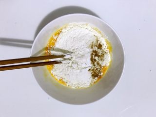 鸡蛋卷饼销魂吃法，边看边流口水啦,搅散，放入面粉，盐，五香粉。