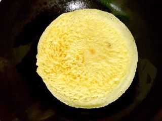 鸡蛋卷饼销魂吃法，边看边流口水啦,表面凝固后翻面，和正面同样的时间就熟了。