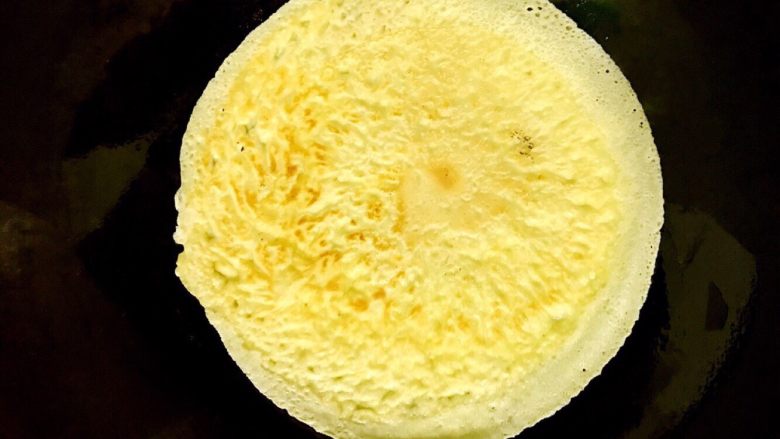 鸡蛋卷饼销魂吃法，边看边流口水啦,表面凝固后翻面，和正面同样的时间就熟了。