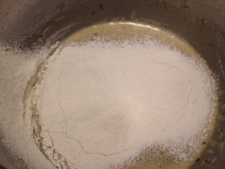 黑芝麻戚风蛋糕,筛入低粉，拌至无干粉