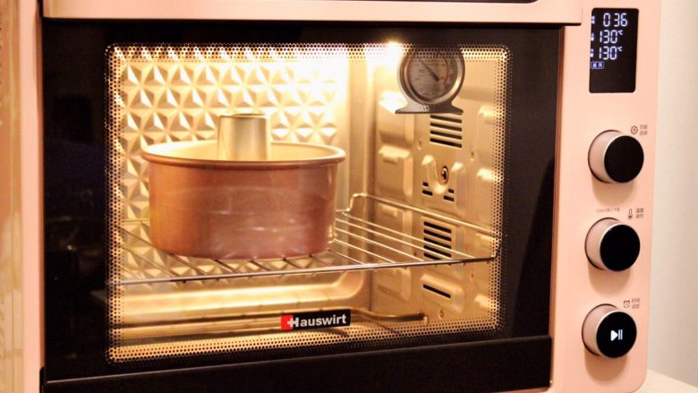 黑芝麻戚风蛋糕,烤箱预热130度上下火烤25分钟后转160度20分钟左右
