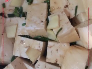 炸豆腐,先将豆腐冲净，切块、在用盐、料酒、生抽、葱和生姜腌制30分钟。