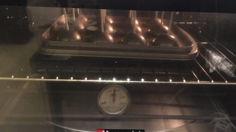 星空棒棒糖蛋糕,烤箱预热180度上下火20分钟左右