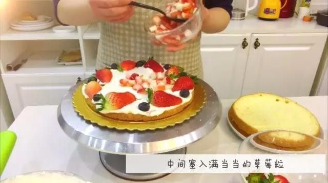 宝宝辅食：水果裸蛋糕-36M+,六、抹奶油，填上满当当的水果哈
2、边缘间隔放一圈草莓和蓝莓，草莓切半哈，然后中间塞入满当当的草莓粒。
》切半草莓可以直接取缔的哈，小芽泡盐水冲洗后没有去掉。