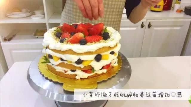 宝宝辅食：水果裸蛋糕-36M+,六、抹奶油，填上满当当的水果哈
4、顶上放上多多的水果，小芽还撒了核桃碎和蔓越莓增加口感。
