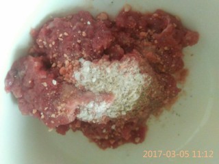 肉沫豆角,牛肉沫放入少许胡椒粉和淀粉   抓匀   腌一会儿