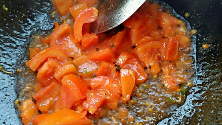 酸溜白菜,油烧热，放入葱姜爆香，放入番茄丁，炒出汁