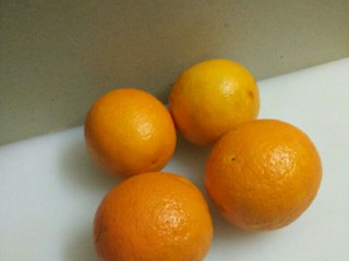 橙皮蜜饯,准备4个新鲜的橙子