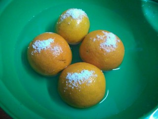 橙皮蜜饯,用盐搓洗橙子表皮，可以清洗残留的农药，用盐水泡10分钟，用纸巾吸干水分