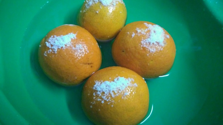 橙皮蜜饯,用盐搓洗橙子表皮，可以清洗残留的农药，用盐水泡10分钟，用纸巾吸干水分