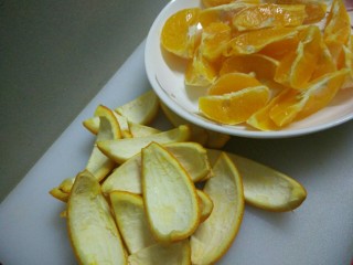 橙皮蜜饯,把橙子切成4瓣，削去果肉