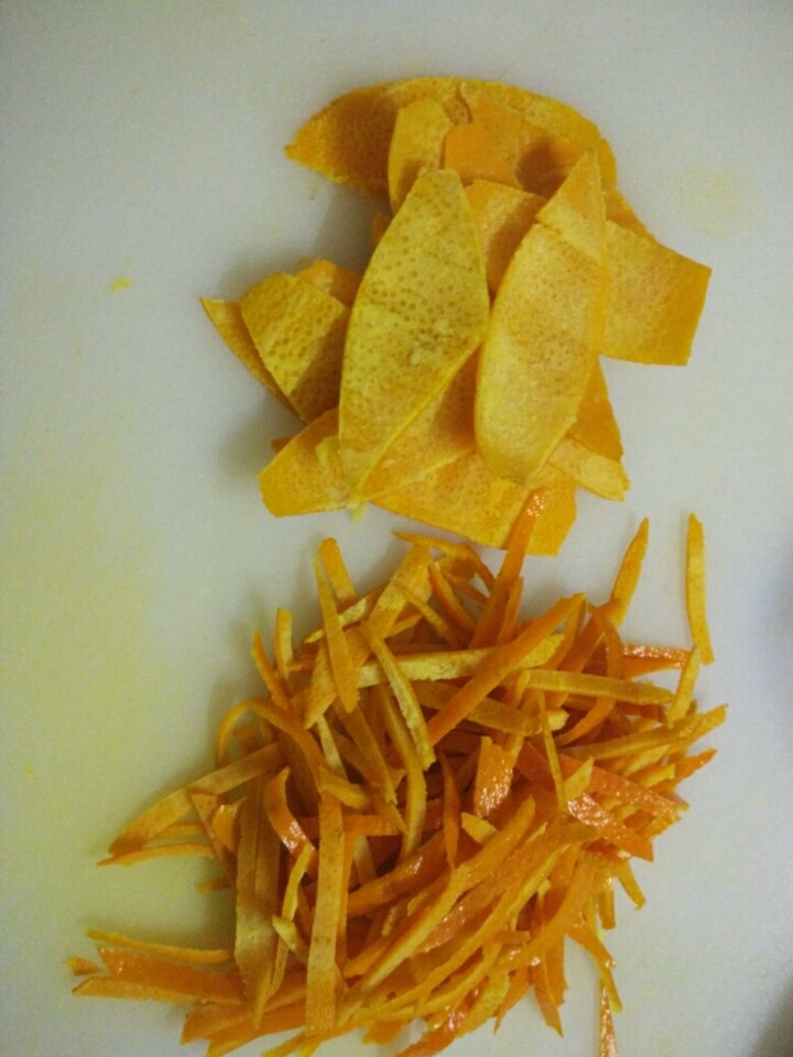 橙皮蜜饯,然后用清水煮5分钟，捞起来，用铁勺把橙皮里面的白瓢刮掉，剩下一层薄薄的橙子皮